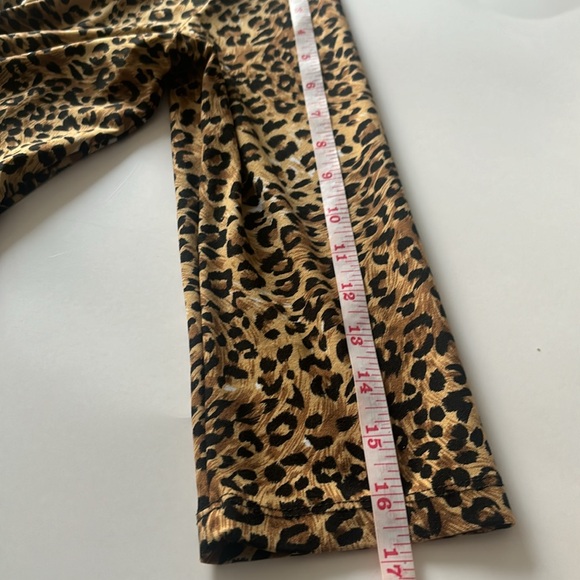Leopard print twist top with built in black tank. Women’s size Medium - Picture 8 of 8